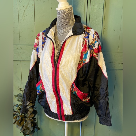 Gorgeous Vintage Wind Breaker with a Beautiful Baroque Design - Picture 2 of 7